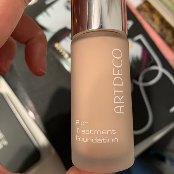 2/$30 Artdeco rich treatment foundation 028